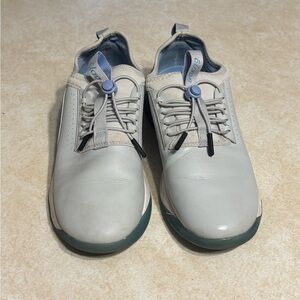 Clove Nursing waterproof sneaker